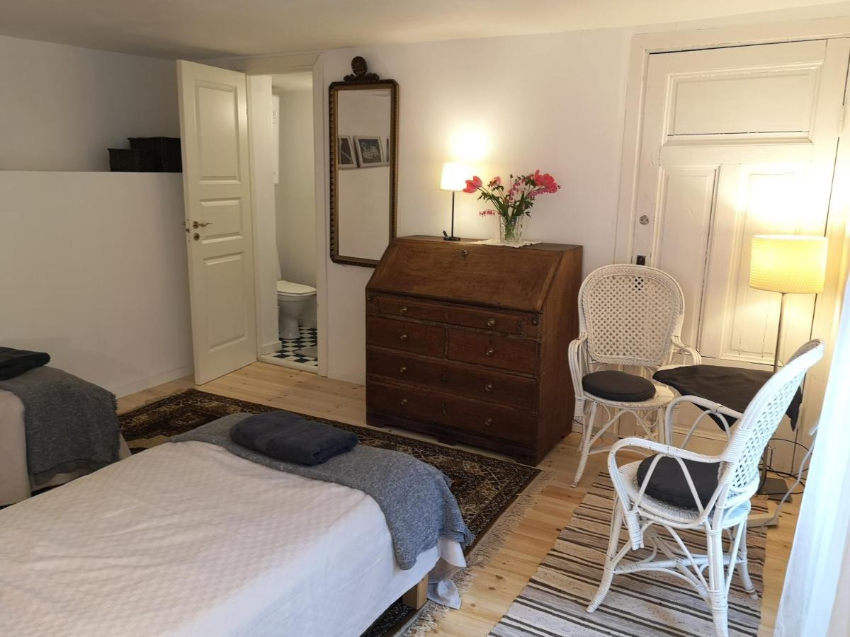Stockholm B&B Cottage Нака Екстер'єр фото