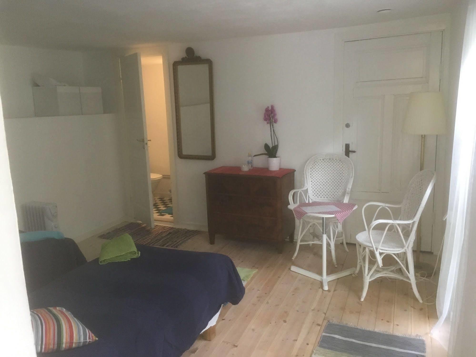 Stockholm B&B Cottage Нака Екстер'єр фото