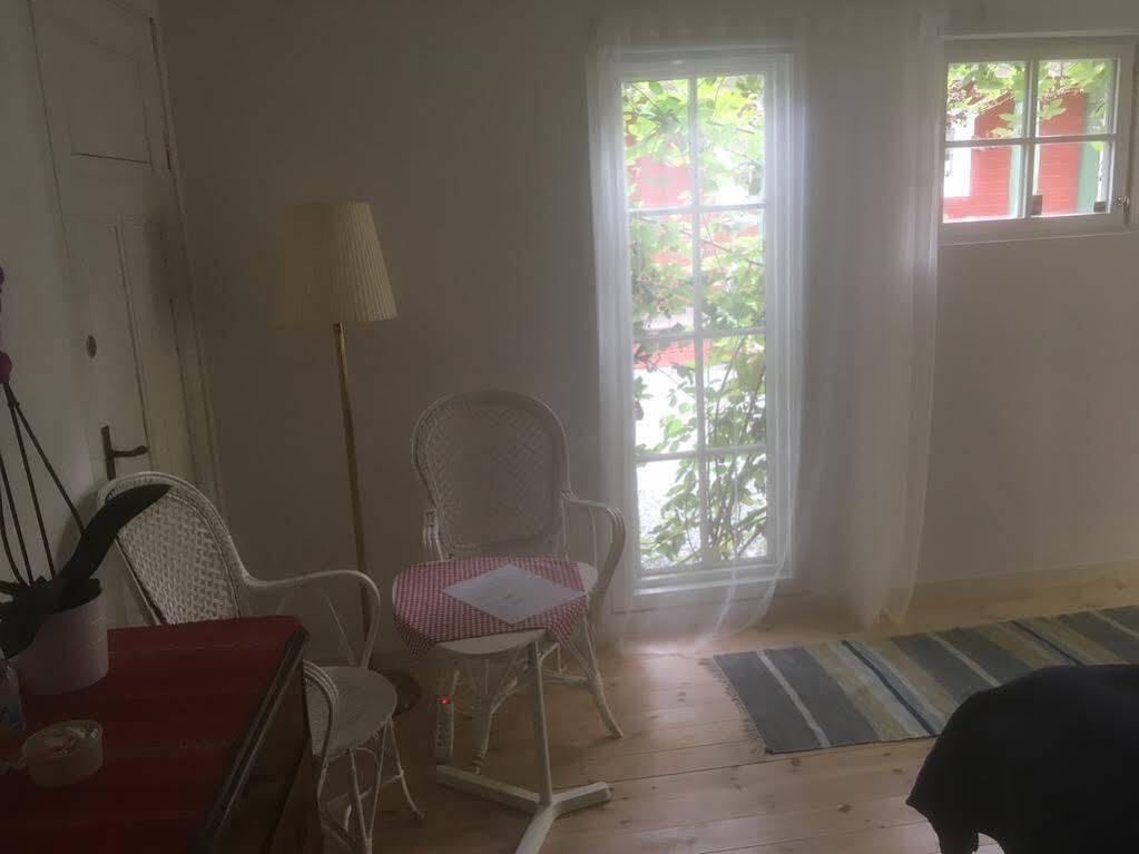 Stockholm B&B Cottage Нака Екстер'єр фото